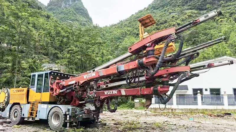 廣西出售21年五新三臂鑿巖臺(tái)車